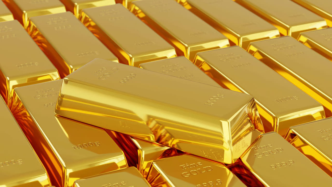 హైదరాబాద్‌లో 10 గ్రామలు 24 క్యారెట్ల బంగారం ధర రూ.1,52,840 వద్ద కొనసాగుతోంది. ఇక నిన్న రూ.1,52,350గా ఉండగా.. నిన్నటితో చూసుకుంటే రూ.490 పెరిగింది. ఇక 22 క్యారెట్ల ధర ప్రస్తుతం రూ.1,40,100 వద్ద కొనసాగుతోండగా.. నిన్న రూ.1,39,650 వద్ద ఉంది. నిన్నటితో పోలిస్తే రూ.450 పెరిగిందని చెప్పవచ్చు.
