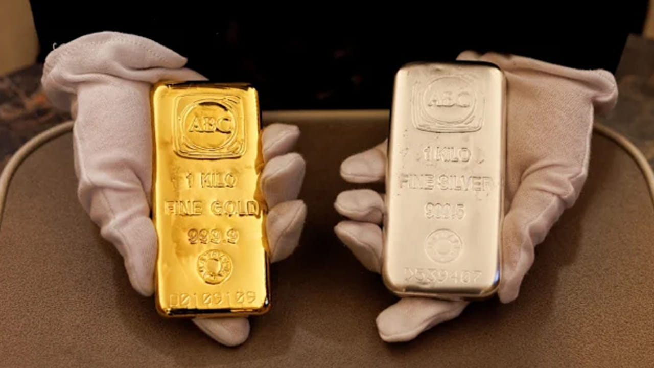 హైదరాబాద్లో 10 గ్రాముల 24 క్యారెట్ల గోల్డ్ రేటు రూ.1,52,460గా ఉండగా.. ఆదివారం రూ.1,52,840 వద్ద స్థిరపడింది. నిన్నటితో పోలిస్తే రూ.380 తగ్గింది. ఇక 22 క్యారెట్ల బంగారం ధర ప్రస్తుతం రూ.1,39,750 వద్ద ఉండగా.. నిన్న రూ.1,40,100 వద్ద కొనసాగింది. నిన్నటితో పోలిస్తే రూ.350 తగ్గింది.