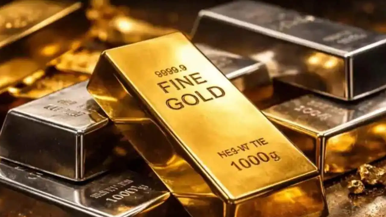 ప్రస్తుతం హైదరాబాద్‌లో 10 గ్రాముల 24 క్యారెట్ల గోల్డ్ రేటు రూ.1,55,350 వద్ద కొనసాగుతోంది. నిన్న ఇది రూ.1,53,930 వద్ద స్థిరపడగా.. ఇవాళ ఒక్కరోజే రూ.1420 పెరిగింది. ఇక 22 క్యారెట్ల ధర రూ.1,42,400 వద్ద ఉండగా.. నిన్న రూ.1,41,100 వద్ద కొనసాగుతోంది. నిన్నటితో పోలిస్తే రూ.1300 పెరిగిందని చెప్పవచ్చు.
