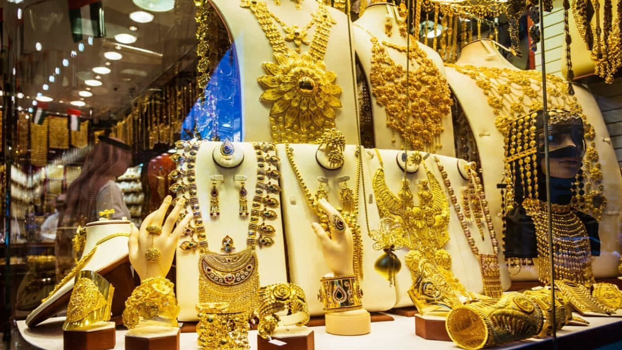 ఈ పండుగను దృష్టిలో పెట్టుకుని కంపెనీలు ఫ్రీబుకింగ్, క్యాష్ బ్యాక్ వంటి ప్రయోజనాలను ప్రకటిస్తున్నాయి. బంగారం ధరలను ముందుగానే లాక్ చేసుకునే సుదుపాయాన్ని తనిష్క్, జాయ్ లుక్కాస్, మలబార్ వంటి ప్రముఖ కంపెనీలు కల్పిస్తున్నారు. అంటే ముందుగానే ధర లాక్ చేసుకుంటే కొనుగోలు చేసే సమయంలో ధర పెరిగినా మీరు ఎంచుకున్న ధరకే కొనుగోలు చేయవచ్చన్నమాట. దీని వల్ల ధర పెరిగినా మీకు భయం ఉండదు.