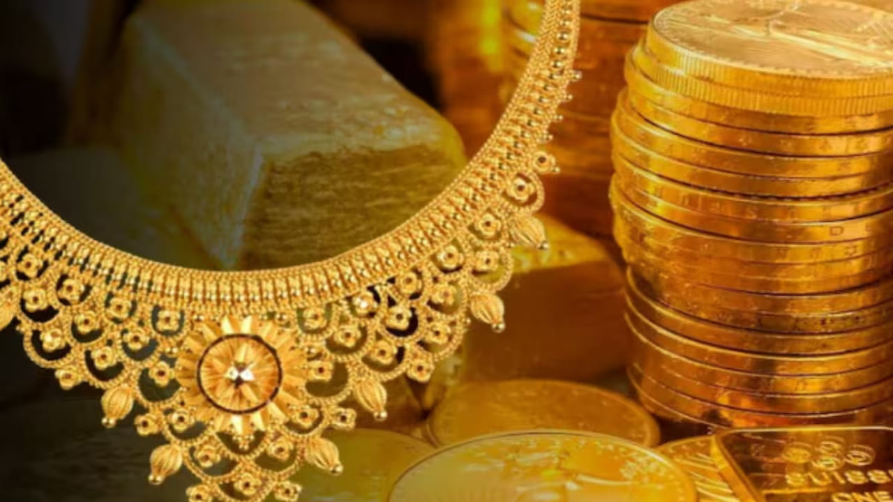 ప్రస్తుతం తులం బంగారం రూ.1.5 లక్షలకు చేరుకుంది. దీంతో అత్యంత విలువైన ఆస్తిగా గోల్డ్ మారిపోయింది. దీంతో ఇళ్లు, షాపుల్లో ఉండే బంగారానికి ప్రమాదం పొంచి ఉంటుంది. దొంగతనం, దోపిడీ, అగ్ని ప్రమాదాలు, ప్రకృతి వైపరీత్యాలు లాంటివి జరిగితే మీరు ఆర్ధికంగా నష్టపోవాల్సి ఉంటుంది. దీంతో వీటి నుంచి గోల్డ్ ఇన్యూరెన్స్ అనేది మీకు రక్షణ కల్పిస్తుంది. చాలామందికి బంగారానికి బీమా తీసుకోవడంలో నిర్లక్ష్యం చేస్తున్నారు. దీని వల్ల దొంగతనం, ఇతర ప్రమాదాలు జరిగినప్పుడు నష్టపోవాల్సి ఉంటుంది.
