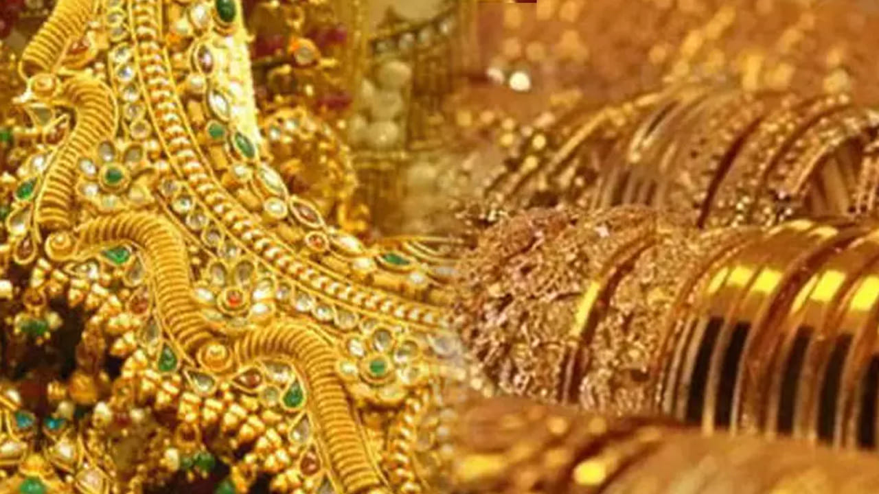 బంగారం ధరల విషయంలోకి వెళితే, 30 ఏప్రిల్ 2026 గురు వారం రోజున 24 క్యారెట్ల 10 గ్రాముల బంగారం ధర రూ. 150,430గా ఉంది. అదే విధంగా 22 క్యారెట్ల 10 గ్రాముల బంగారం ధర రూ. 1,37,890 గా ఉంది. అదే విధంగా 18 క్యారెట్ల 10 గ్రాముల బంగారం ధర రూ. 1,12,820 గా ఉంది.