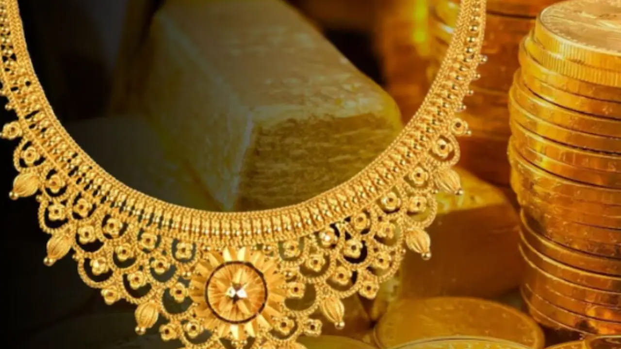 హైదరాబాద్లో 10 గ్రాముల 24 క్యారెట్ల బంగారం ధర రూ.1,49,130 వద్ద కొనసాగుతోంది. నిన్న ఈ ధర రూ.1,50,930 వద్ద స్ధిరపడింది. నిన్నటితో పోలిస్తే ఇవాళ రూ.1800 తగ్గింది. ఇక 22 క్యారెట్ల ధర రూ.1,36,700 వద్ద ట్రేడవుతుండగా.. నిన్న రూ.1,38,350 వద్ద స్ధిరపడింది. నిన్నటితో పోలిస్తే రూ.1650 తగ్గుముఖం పట్టింది.