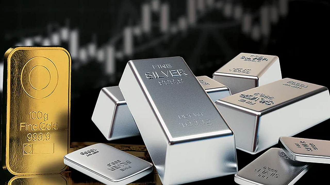 ప్రస్తుతం హైదరాబాద్‌లో 10 గ్రాముల 24 క్యారెట్ల బంగారం ధర రూ.1,53,820 వద్ద కొనసాగుతోంది. నిన్న ఈ ధర రూ.1,49,840 వద్ద స్ధిరపడింది. అంటే నిన్నటితో పోలిస్తే ఇవాళ ఒక్కరోజే రూ.3980 పెరిగింది. అటు 22 క్యారెట్ల గోల్డ్ రేటు రూ.1,41,000 వద్ద కొనసాగుతోంది. నిన్న ఇదే ధర రూ.1,37,350 వద్ద కొనసాగింది. ఇవాళ ఏకంగా రూ.3650 పెరిగిందని చెప్పవచ్చు.