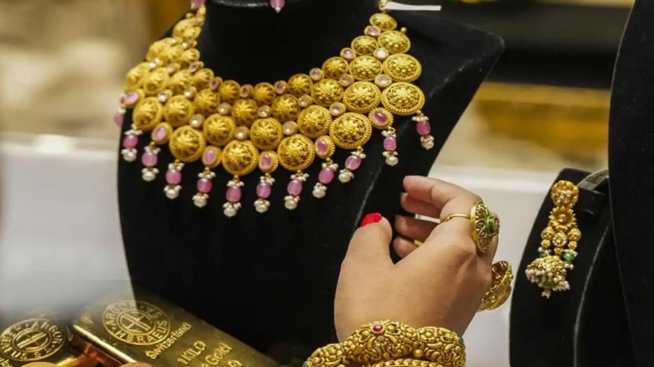 ఇక చెన్నై విషయానికి వస్తే బంగారం ధర స్వల్పంగా తగ్గింది. చెన్నైలో 24 క్యారెట్ల 10 గ్రాముల బంగారం ధర మార్చి 31, మంగళ వారం రోజున 1,49,130 గా ఉండగా, ఏప్రిల్ 1 బుధవారం రోజూ. రూ.10 తగ్గడంతో  1,49,120గా ఉంది.