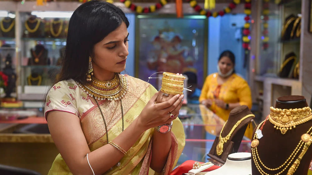 Gold Prices: బంగారం ధరలపై ఎగిరి గంతేసే వార్త.. రాబోయే వారంలో మరింత తగ్గనున్న ధరలు..?