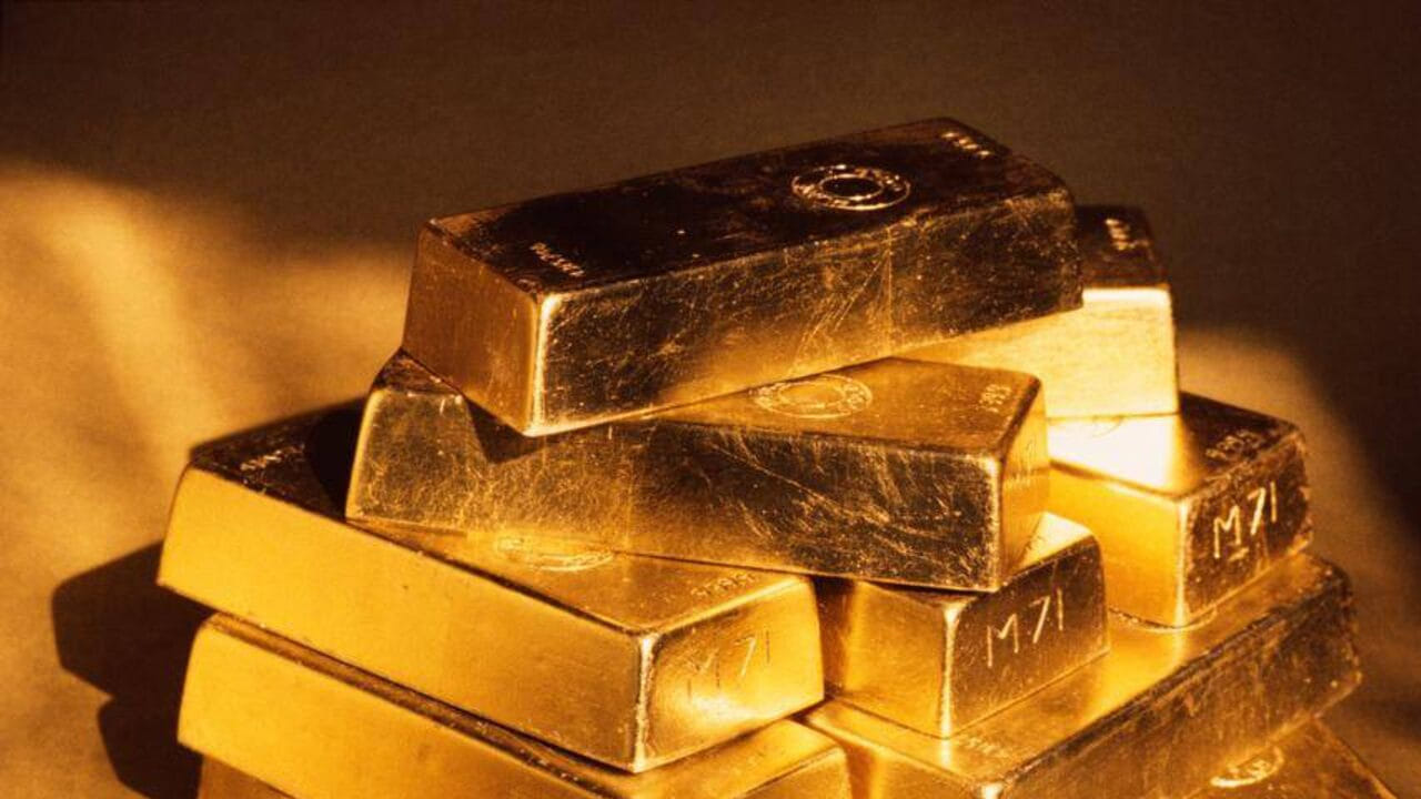 అటు చెన్నైలో 24 క్యారెట్ల గోల్డ్ రేటు రూ.1,53,820 వద్ద కొనసాగుతోంది. నిన్న రూ.1,54,090గా ఉంది. అటు 22 క్యారెట్ల ధర రూ.1,41,000గా ఉండగా.. శుక్రవారం రూ.1,41,250 వద్ద స్ధిరపడింది. అటు బెంగళూరులో 24 క్యారెట్ల గోల్డ్ రేటు రూ.1,52,840 వద్ద ఉండగా.. నిన్న రూ.1,40,100 వద్ద స్ధిరపడింది.
