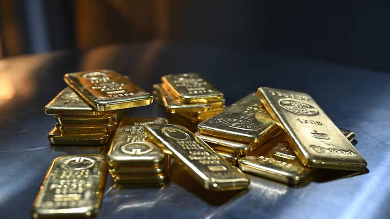 ఇక చెన్నైలో 24 క్యారెట్ల గోల్డ్ రేటు రూ.1.56,220గా ఉండగా.. నిన్న రూ.1,55,130 వద్ద స్థిరపడింది. నిన్నటితో పోల్చుకుంటే ఇవాళ రూ.1090 పెరిగింది. ఇక 22 క్యారెట్ల రేటు మంగళవారం రూ.1,42,200గా ఉండగా.. బుధవారం రూ.1,43,200కి చేరుకుంది. నిన్నటితో చూస్తే ఇవాళ రూ.1000 పెరిగింది.
