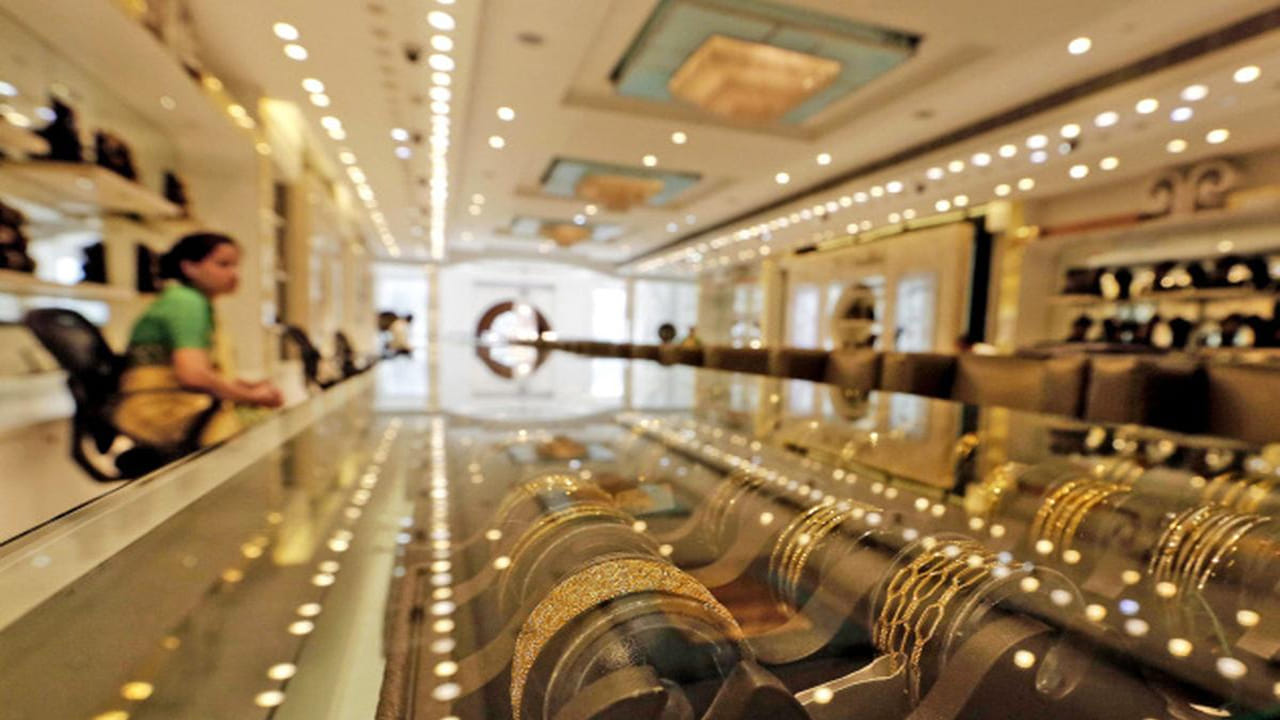 ఇక మేకింగ్ ఛార్జీలపై కంపెనీలు తగ్గింపును ప్రకటిస్తున్నాయి. బంగారం, స్టడ్ ఆభరణాలపై 30 శాతం వరకు తగ్గింపు ఇస్తున్నాయి. ఇక వజ్రాలపై కూడా ప్రత్యేక తగ్గింపు ప్రకటిస్తున్నాయి. అయితే ఈ ఆఫర్లు కొన్ని రోజులు మాత్రమే అందుబాటులో ఉంటాయి. ఇక బంగారం కొనుగోళ్లపై క్యాష్ బ్యాక్, గిఫ్ట్ వోచర్లను కూడా అందిస్తోంది. బంగారం, వెండి లాంటివి కొనుగోలు చేస్తే విలువైన వోచర్లను ఇస్తున్నాయి.