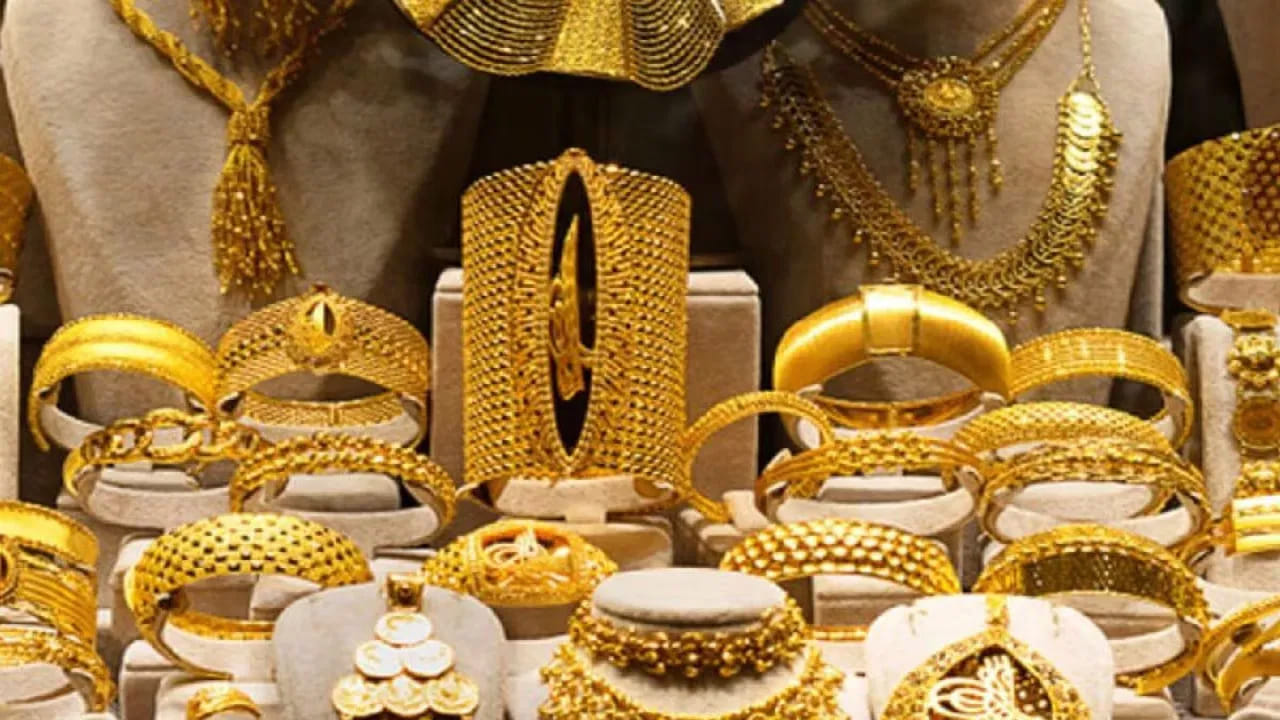 ఏప్రిల్ 29, బుధవారం రోజున 24 క్యారెట్ల 10 గ్రాముల బంగారం ధర రూ. 1,50,440 ఉండగా, నేడు రూ. 10 తగ్గడంతో రూ.150,430గా ఉంది.  అదే విధంగా 22 క్యారెట్ల 10 గ్రాముల బంగారం ధర నిన్న, బుధ వారం రూ. 137, 900 గా ఉండగా, నేడు రూ.10 తగ్గడంతో1,37,890గా ఉంది. అలాగే 18 క్యారెట్ల 10 గ్రాముల బంగారం ధర బుధవారం 1,12,830 ఉండగా, నేడు రూ.10 తగ్గడంతో 1,12,820 గా ఉంది.