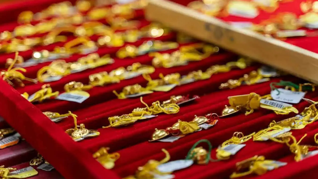 అటు ఢిల్లీలో 24 క్యారెట్ల రేటు చూస్తే రూ.1,54,080గా ఉండగా.. 22 క్యారెట్ల ధర రూ.1,41,250 వద్ద కొనసాగుతోంది. బెంగళూరులో 24 క్యారెట్ల స్వచ్చమైన మేలిమి బంగారం ధర రూ.1,53,930 వద్ద ఉండగా.. 22 క్యారెట్ల ధర రూ.1,41,100 వద్ద కొనసాగుతోంది.
