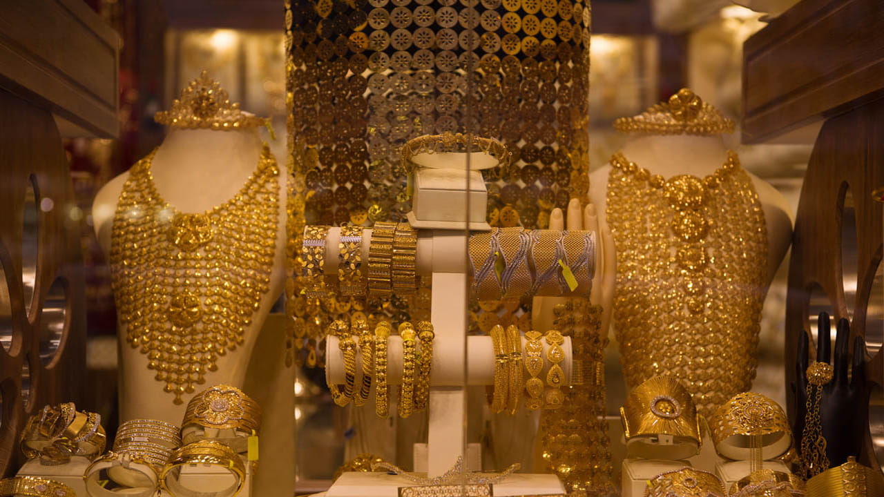 ఈ వోచర్ల ద్వారా తర్వాత బంగారం కొనుగోలు చేసేటప్పుడు తగ్గింపును పొందవచ్చు. బంగారం, వెండి, వజ్రాలకు ఈ ఆఫర్లు వర్తిస్తాయి. ఇక బంగారం కొనుగోళ్లకు ఫ్రీ బుకింగ్ ఆప్షన్ కూడా కల్పిస్తున్నాయి. 10 శాతం నుంచి 20 శాతం అడ్వాన్స్ చెల్లించి అడ్వాన్స్ ప్రీ బుకింగ్ చేసుకోవచ్చు. దీని వల్ల ఒకేసారి డబ్బు మొత్తం చెల్లించే బాధ తప్పుతుంది.
