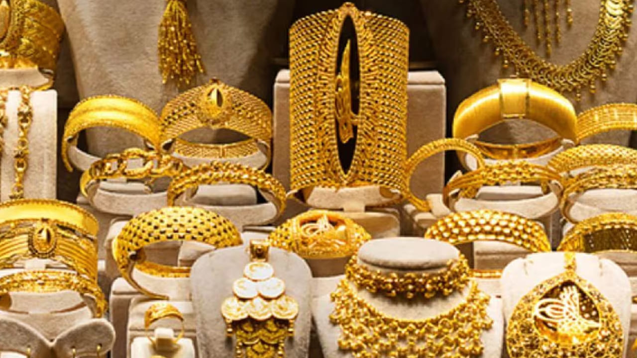 దొంగతనం, దోపిడీ, అక్రమ దోపిడీ, అగ్ని ప్రమాదం,  ప్రకృతి వైపరీత్యాలు వంటి వాటి నుంచి జరిగే నష్టాలను గోల్డ్ ఇన్యూరెన్స్ కవర్ చేస్తుంది. షాపుల నిర్వాహకులకు అయితే ఉద్యోగి మోసాన్ని కూడా ఇవి కవర్ చేస్తాయి. ఇక ఒక ప్రదేశం నుంచి మరోక ప్రదేశానికి సరుకు రవాణా చేసే సమయంలో జరిగే ఊహించని సంఘటనల నుంచి కూడా బీమా రక్షణ కల్పిస్తుంది.
