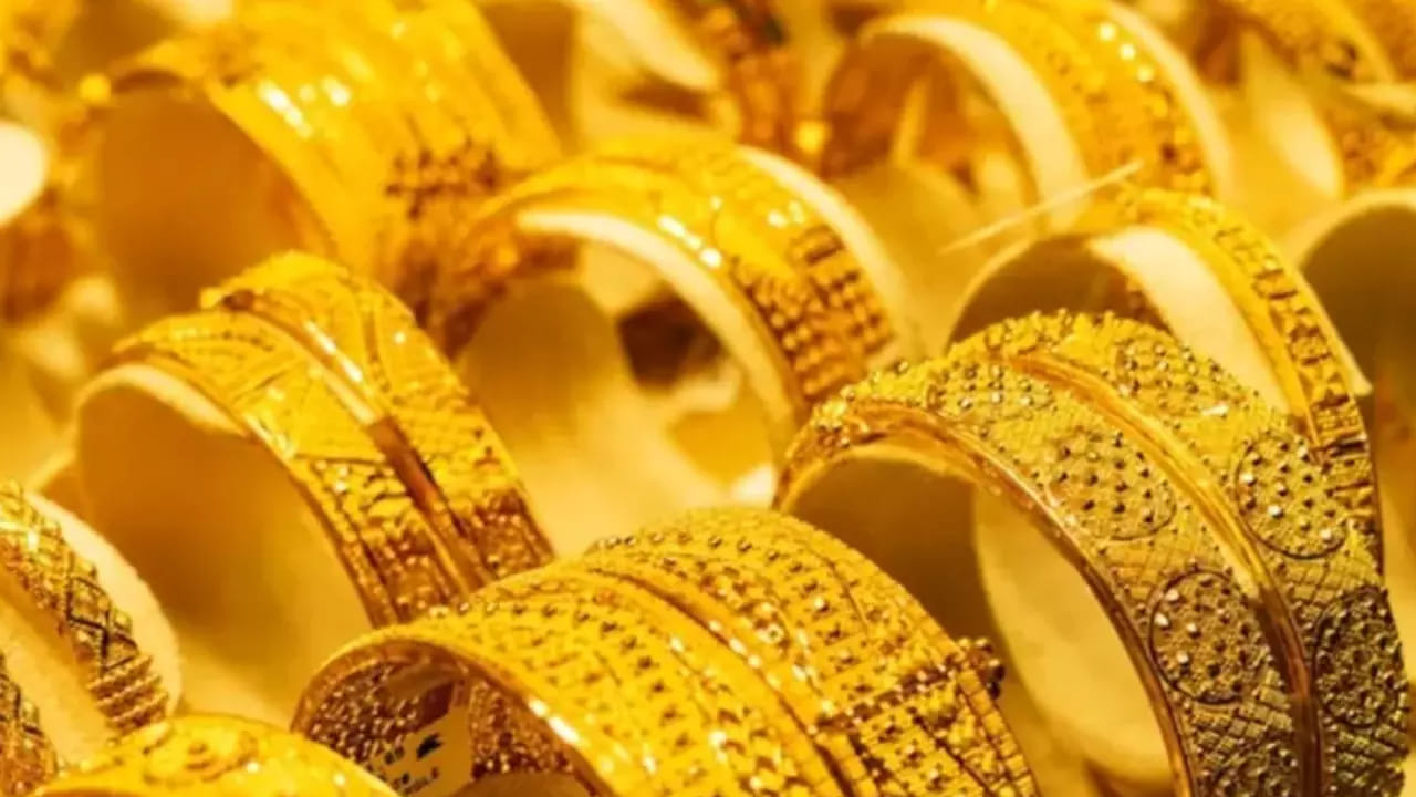 దేశ రాజధాని ఢిల్లీలో 24 క్యారెట్ల బంగారం రేటు రూ.1,51,630 వద్ద ఉండగా.. నిన్న రూ.1,53,970గా ఉంది. ఇక 22 క్యారెట్ల బంగారం ధర రూ.1,39,000గా ఉంది. నిన్న ఇది రూ.1,41,150 వద్ద స్ధిరపడింది. ఇక బెంగళూరులో 10 గ్రాముల 24 క్యారెట్ల బంగారం రేటు రూ.1,51,480 వద్ద ఉండగా.. ఇక 22 క్యారెట్ల రేటు రూ.1,38,850 వద్ద కొనసాగుతోంది.
