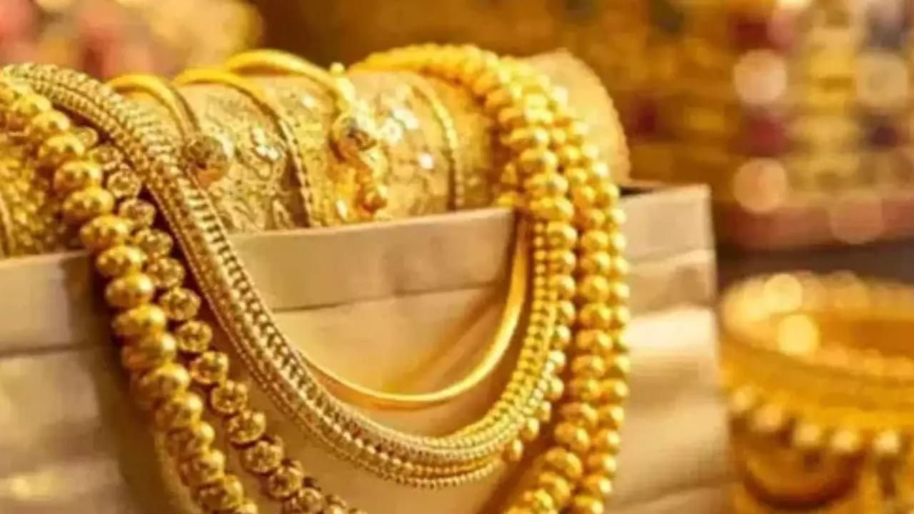 ఇక చెన్నై విషయానికి వస్తే బంగారం ధర స్వల్పంగా తగ్గింది. చెన్నైలో 24 క్యారెట్ల 10 గ్రాముల బంగారం ధర ఏప్రిల్ 09న రూ.1,52,730 ఉండగా, ఏప్రిల్ 10 శుక్రవారం రోజున రూ.10 తగ్గడంతో 1,52,720గా ఉంది.