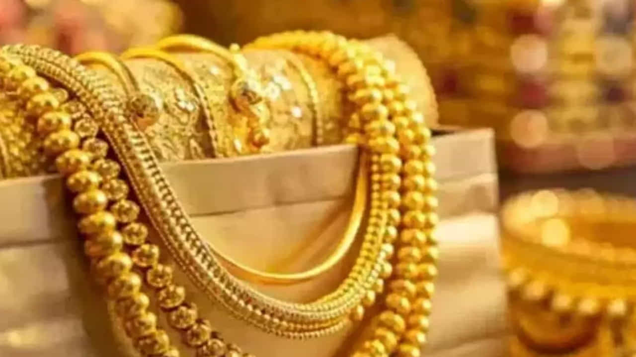 ఇక చెన్నై విషయానికి వస్తే బంగారం ధర స్వల్పంగా తగ్గింది. చెన్నైలో 24 క్యారెట్ల 10 గ్రాముల బంగారం ధర ఏప్రిల్ 09న రూ.1,52,730 ఉండగా, ఏప్రిల్ 10 శుక్రవారం రోజున రూ.10 తగ్గడంతో 1,52,720గా ఉంది.