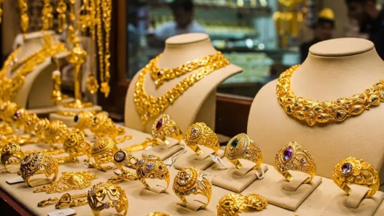 ఇక వెండి ధరలు చూస్తే.. ముంబైలో కిలో సిల్వర్ రేటు రూ.2.60 లక్షల వద్ద ఉంది. ఇక హైదరాబాద్‌లో కిలో వెండి రూ.2.65 లక్షల వద్ద ఉండగా.. చెన్నైలో కూడా ఇదే ధర కొనసాగుతోంది. మొత్తానికి బంగారం ధరలు మళ్లీ పెరుగుతున్నాయి. ఈ పెరుగుదల ఇంకెంత కాలం కొనసాగుతుందనేది చూడాలి.