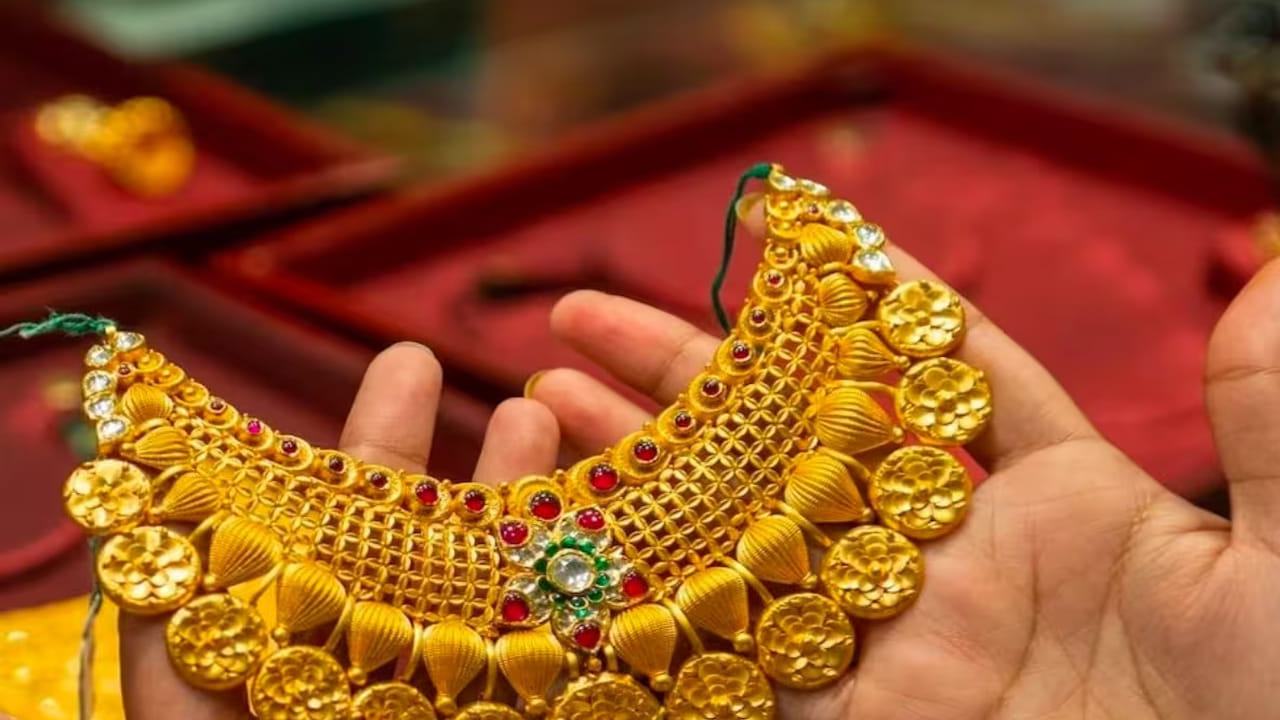 మరోవైపు వెండి ధరలు కూడా పెరిగాయి. బెంగళూరులో కేజీ సిల్వర్ ధర రూ.2.55 లక్షల వద్ద ఉంది. చెన్నైలో నిన్న రూ.2.60 లక్షల వద్ద ఉండగా.. ఇవాళ రూ.2.65 లక్షలకు చేరుకున్నాయి. హైదరాబాద్‌లో కూడా రూ.2.65 లక్షల వద్ద కొనసాగుతున్నాయి.