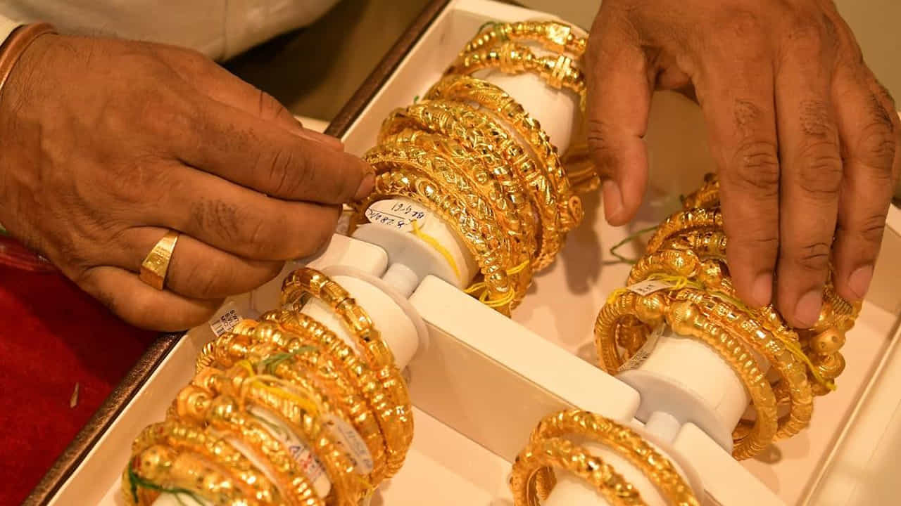 అటు సిల్వర్ రేట్లు కూడా భారీగా పెరిగాయి. ఢిల్లీలో కేజీ వెండి ధర రూ.2.70 లక్షల వద్ద ఉండగా.. నిన్న రూ.2.55 లక్షల వద్ద ఉంది. నిన్నటితో పోలిస్తే రూ.15 వేలు పెరిగింది. ఇక హైదరాబాద్‌లో కేజి వెండి ధర రూ.2.75 లక్షల వద్ద ఉండగా.. నిన్న రూ.2.65 లక్షల వద్ద స్థిరపడింది. నిన్నటితో చూస్తే ఇవాళ రూ.10 వేలు పెరిగింది.