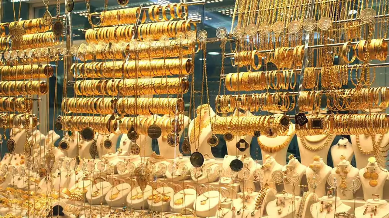 అక్షత తృతీయ సందర్భంగా బంగారం కొనుగోళ్లకు డిమాండ్ పెరుగుతోంది. కంపెనీల వార్షిక టర్నోవర్‌లో 15 నుంచి 18 శాతం వాటా ఈ పండుగ సందర్భంగా వస్తుంది. ఆఫర్ల వల్ల ఈ ఏడాది కూడా ఆదాయం పొందేందుకు కంపెనీలు సిద్దమవుతున్నాయి. దీంతో ఈ డిస్కౌంట్స్ ఉపయోగించి కొనుగోలుదారులు ప్రయోజనాలు పొందవచ్చు.