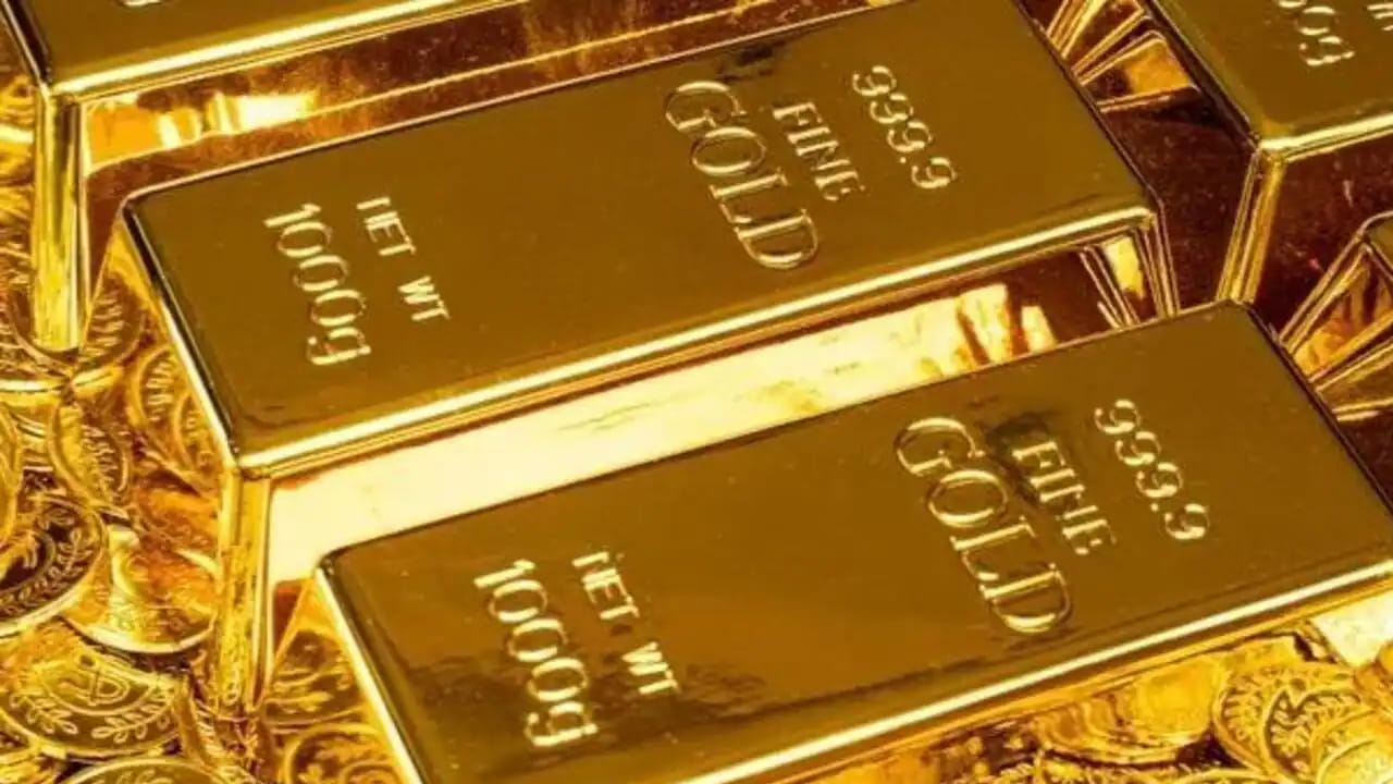 అదే విధంగా 22 క్యారెట్ల 10 గ్రాముల బంగారం ధర ఏప్రిల్ 02 గురువారం రోజు 1,37,500 ఉండగా, ఏప్రిల్ 03 శుక్రవారం రోజున రూ.10 తగ్గడంతో రూ.1,37,490గా ఉంది.