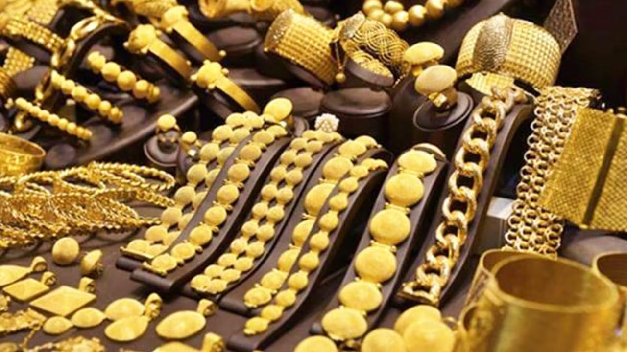 దొంగతనాలు, ప్రమాదవశాత్తూ జరిగే నష్టాల నుంచి గోల్డ్ బీమా అనేది రక్షణగా నిలుస్తుంది. దీని ద్వారా మీకు ఆర్దికంగా నష్టం జరగదు. కార్లకు ఎలా అయితే బీమా చేయిస్తామో.. అలాగే విలువైన ఆస్తి అయిన బంగారానికి కూడా బీమా చేయించాల్సిన అవసరముందని చెప్పవచ్చు. కానీ చాలామందికి దీని గురించి అవగాహన లేక బీమా చేయించడం లేదు. కానీ కొన్ని కంపెనీలు బంగారం కొంటే ఉచితంగా బీమా చేయిస్తున్నాయి.