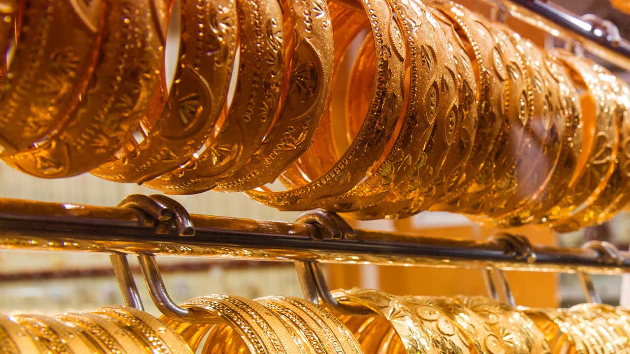 అటు ఆదివారం గోల్డ్ రేట్లు స్ధిరంగా కొనసాగుతున్నాయి. వారం రోజుల ధరల పెరుగుదలకు బ్రేక్ పడింది. నేడు 24 క్యారెట్ల బంగారం రేటు రూ.1,50,930 వద్ద ట్రేడవుతున్నాయి. ఇక 22 క్యారెట్ల ధర రూ.1,38,350 వద్ద కొనసాగుతోంది. అటు వెండి రేట్లు కూడా స్థిరంగా కొసాగుతున్నాయి. హైదరాబాద్లో కిలో వెండి రూ.2.55 లక్షల వద్ద ట్రేడవుతోంది.