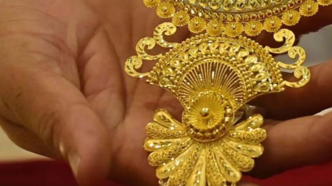 ఇక ఢిల్లీలో కిలో వెండి రూ.2.50 లక్షలుగా ఉంది. ఇక చెన్నైలో రూ.2,54,900 వద్ద ట్రేడవుతున్నాయి. ఇక బెంగళూరులో రూ.2.50 లక్షల వద్ద కొనసాగుతున్నాయి. అటు హైదరాబాద్లో కేజీ సిల్వర్ రూ.2.55 లక్షల వద్ద కొనసాగుతున్నాయి.