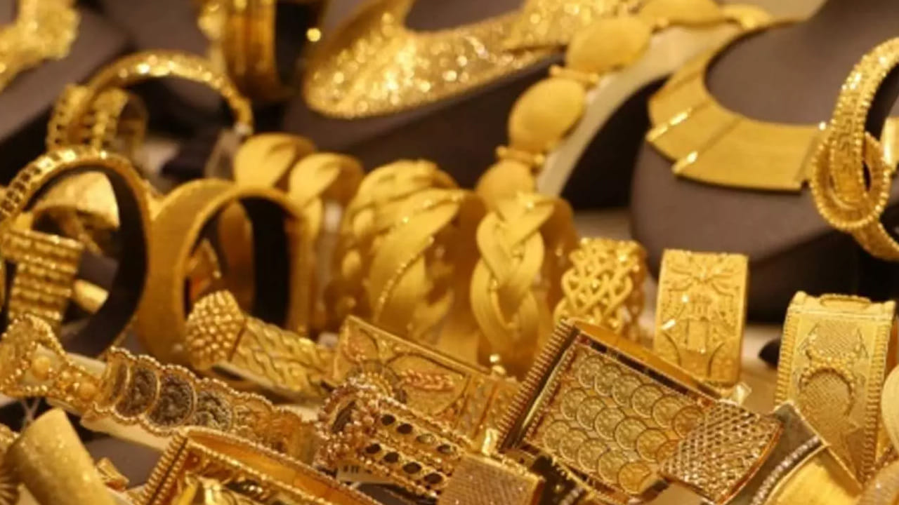 అదే విధంగా 22 క్యారెట్ల 10 గ్రాముల బంగారం ధర ఏప్రిల్ 9 గురువారం రోజు 1,40,000 ఉండగా, ఏప్రిల్ 10 శుక్రవారం రోజున రూ.10 తగ్గడంతో రూ.1,39,990గా ఉంది.