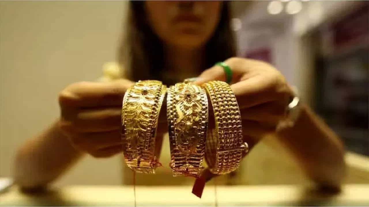 భారీ హెచ్చుతగ్గుల తర్వాత ప్రస్తుతం హైదారబాద్ మార్కెట్లో 24 క్యారెట్ల స్వచ్చమైన 10 గ్రాముల బంగారం ధర రూ.1,53,550 వద్ద కొనసాగుతుండగా ఉదయం 6గంటలకు ఈ ధర 1,54,740గా ఉంది. అంటే కేవలం 4 గంటల్లోనే తులం బంగారంపై ఏకంగా రూ.1200పైగా దిగొచ్చింది. ఇక 22 క్యారెట్ల బంగారం విషయానికి వస్తే ఉదయంతో పోల్చుకుంటే దీని ధర రూ.1100 తగ్గింది. ప్రస్తుతం 22 క్యారెట్ల బంగాం ధర రూ.1,40,750 వద్ద కొనసాగుతుంది.