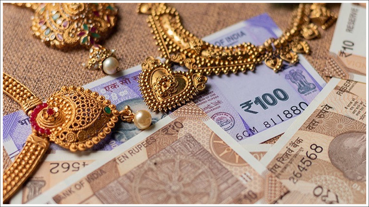  అయితే, ఎలాంటి రశీదులు లేకుండా భారతదేశంలో ఇంట్లో బంగారం కలిగి ఉండటానికి సంబంధించి నిర్దిష్ట నిబంధనలు ఉన్నాయి. మీరు ఈ నిబంధనలను పాటించడంలో విఫలమైతే ముఖ్యంగా నిర్దేశించిన పరిమితులకు మించి బంగారం కలిగి ఉంటే మీపై చట్టపరమైన చర్యలు తీసుకోవచ్చు. భారతదేశంలో ఇంట్లో బంగారం కలిగి ఉండటానికి సంబంధించిన నియమాల గురించి తెలుసుకుందాం..