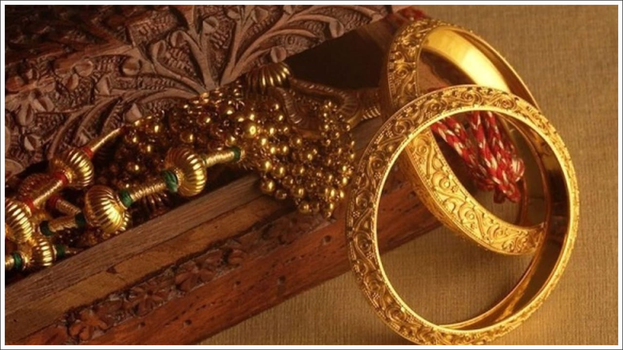  బంగారు నాణేలు, కడ్డీలు లేదా బిస్కెట్ల విషయంలో ఏమి జరుగుతుంది?: CBDT నియమం కేవలం బంగారు ఆభరణాలకు మాత్రమే వర్తిస్తుంది. మీ వద్ద బంగారు నాణేలు, బిస్కెట్లు లేదా కడ్డీలు ఉన్నట్లయితే, ఈ నిర్దిష్ట నియమం వాటికి వర్తించదు. అటువంటి సందర్భాలలో మీరు ఆ నాణేలు లేదా కడ్డీల కోసం చెల్లుబాటు అయ్యే, అసలైన బిల్లు లేదా రసీదును తప్పనిసరిగా కలిగి ఉండాలి. బిల్లును సమర్పించడంలో విఫలమైతే మీపై చట్టపరమైన చర్యలు తీసుకునే అవకాశం ఉంది.