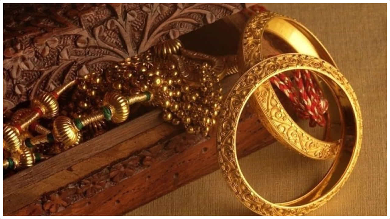  బంగారు నాణేలు, కడ్డీలు లేదా బిస్కెట్ల విషయంలో ఏమి జరుగుతుంది?: CBDT నియమం కేవలం బంగారు ఆభరణాలకు మాత్రమే వర్తిస్తుంది. మీ వద్ద బంగారు నాణేలు, బిస్కెట్లు లేదా కడ్డీలు ఉన్నట్లయితే, ఈ నిర్దిష్ట నియమం వాటికి వర్తించదు. అటువంటి సందర్భాలలో మీరు ఆ నాణేలు లేదా కడ్డీల కోసం చెల్లుబాటు అయ్యే, అసలైన బిల్లు లేదా రసీదును తప్పనిసరిగా కలిగి ఉండాలి. బిల్లును సమర్పించడంలో విఫలమైతే మీపై చట్టపరమైన చర్యలు తీసుకునే అవకాశం ఉంది.