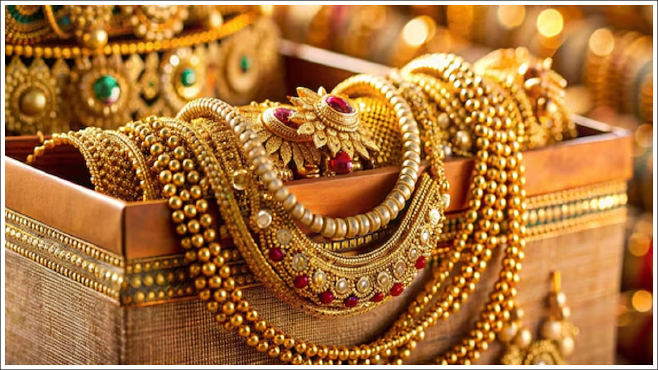  మీ ఇంట్లో అధికంగా బంగారం దొరికితే ఏమవుతుంది?: మీ వద్ద నిర్దేశిత పరిమితిని మించిన బంగారం దొరికితే, వివరణ ఇచ్చేందుకు శాఖ మీకు అవకాశం కల్పిస్తుంది. ఈ బంగారం వారసత్వంగా వచ్చిందని, బహుమతిగా అందుకుందని, లేదా మీ సొంత నిధులతో కొనుగోలు చేసిందని మీరు నిరూపించాలి. మీరు దీనిని నిరూపించగలిగితే, మీపై ఎటువంటి చర్య తీసుకోరు.