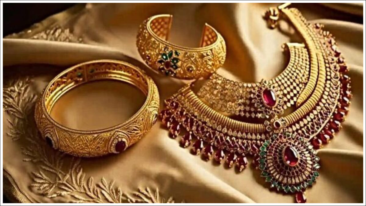 Gold Limit Rules: అక్షయ తృతీయ ఏప్రిల్ 19న జరుపుకుంటారు. ఈ రోజు ఉదయం 10:00 గంటల నుండి ఏప్రిల్ 20న ఉదయం 7:49 గంటల వరకు తృతీయ తిథి ఉంటుంది. ఈ రోజున లక్ష్మీదేవిని, విష్ణుమూర్తిని పూజించడం వల్ల విశేష శుభ ఫలితాలు కలుగుతాయని నమ్ముతారు. ఈ రోజున బంగారం కొనడం అత్యంత శుభప్రదంగా భావిస్తారు. ఈ రోజు మంచి ముహూర్తంగా పరిగణిస్తారు. ఇది సహజంగానే శుభప్రదమైన సమయం, దీనికి ప్రత్యేక జ్యోతిష్య సంప్రదింపులు అవసరం లేదు. ఈ రోజున బంగారం కొనడం వల్ల జీవితంలో శ్రేయస్సు కలుగుతుందని నమ్ముతారు.