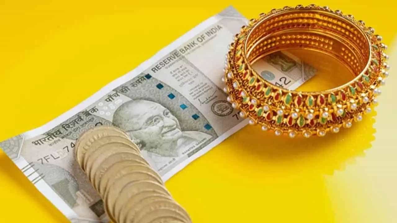  నిపుణుల హెచ్చరిక: 2025లో చూసిన అసాధారణమైన పెరుగుదల మళ్ళీ ఇప్పట్లో కనిపించడం కష్టమని నిపుణులు హెచ్చరిస్తున్నారు. యుద్ధం ముగిసి, పరిస్థితులు చక్కబడే వరకు మార్కెట్ ఏ దిశలో వెళ్తుందో చెప్పలేమని, కొత్త పెట్టుబడిదారులు అత్యంత జాగ్రత్తగా ఉండాలని సూచిస్తున్నారు.
