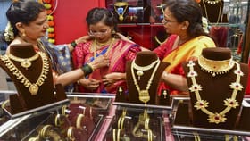 దిగి వస్తున్న బంగారం, వెండి ధరలు.. తులం ధర ఎంత ఉందంటే..