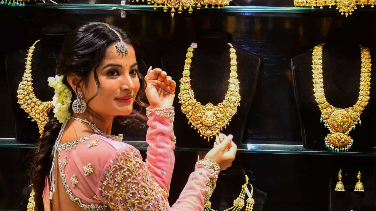 Gold, Silver Price Today: నిన్న అక్షయ తృతీయ రోజున బంగారం, వెండి ధరలు నిలకడగా ఉన్నాయి. తర్వాత తులం బంగారంపై కేవలం 10 రూపాయాలు మాత్రమే తగ్గుముఖం పట్టింది. కానీ సోమవారం 9.30 గంటల సమయంలో తులం బంగారంపై భారీగా తగ్గింది. 24 క్యారెట్ల 10 గ్రాముల బంగారంపై 490 రూపాయలు తగ్గి ప్రస్తుతం రూ.1,55,290 వద్ద కొనసాగుతోంది. అలాగే 22 క్యారెట్ల 10 గ్రాములపై 360 రూపాయలు తగ్గి ప్రస్తుతం రూ.1,42,350 వద్ద ట్రేడవుతోంది.