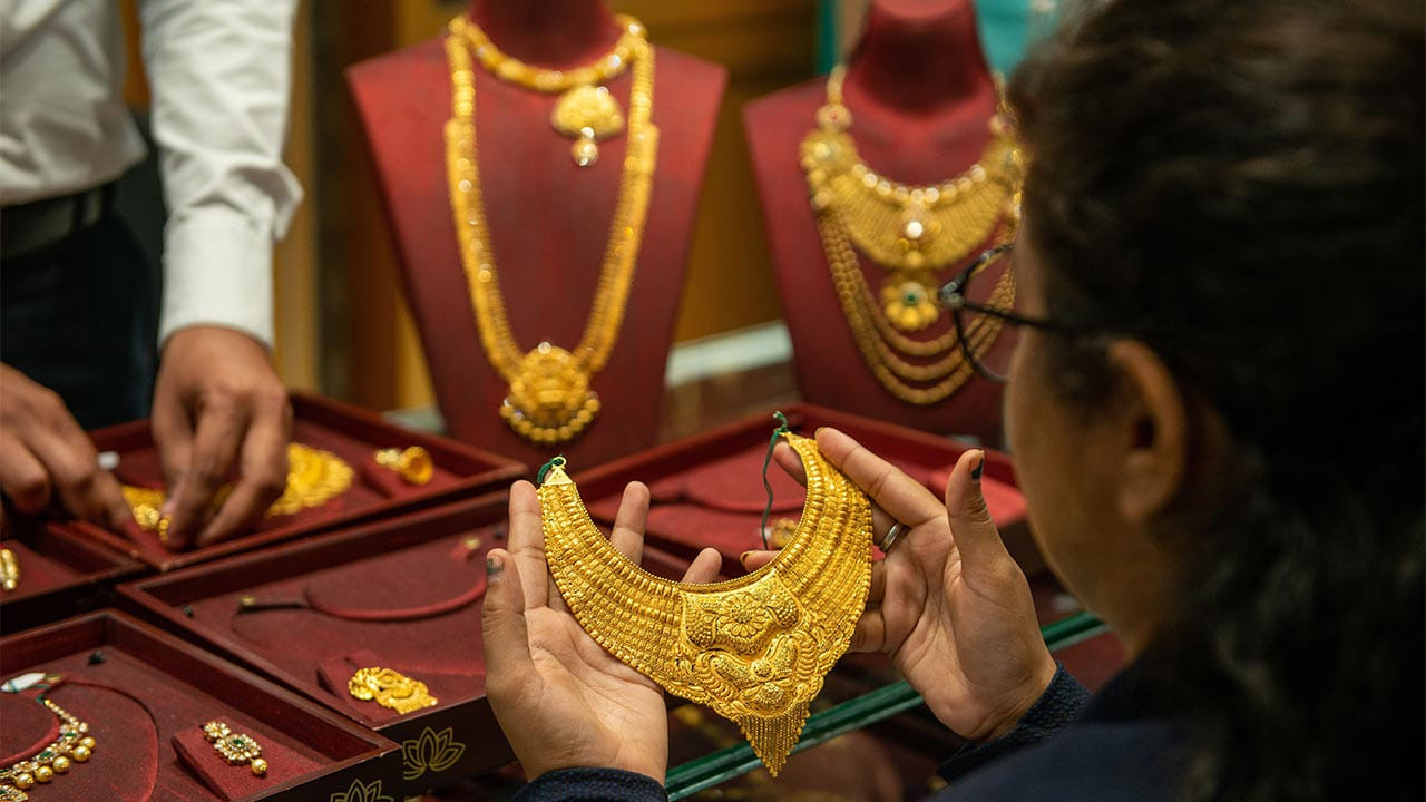 గురువారం హైదరాబాద్‌లో 10 గ్రాముల 24 క్యారెట్ల బంగారం రేటు రూ.1,55,570 వద్ద కొనసాగుతోండగా.. బుధవారం రూ.1,55,350 వద్ద స్ధిరపడింది. నిన్నటితో పోల్చుకుంటే రూ.220 పెరిగింది. ఇక 22 క్యారెట్ల ధర రూ.1,42,600 వద్ద కొనసాగుతోండగా.. బుధవారం రూ.1,42,400 వద్ద కొనసాగింది. నిన్నటితో చూస్తే రూ.200 పెరిగింది.
