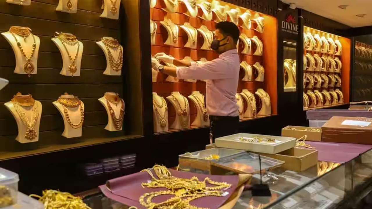 అటు చెన్నైలో 24 క్యారెట్ల బంగారం ధర రూ.1,56,230 వద్ద ఉండగా.. నిన్న రూ.1,56,220 వద్ద స్థిరపడ్డాయి. ఇక 22 క్యారెట్ల ధర గురువారం రూ.1,43,210 వద్ద కొనసాగుతోండగా.. నిన్న రూ.1,43,200 వద్ద స్థిరపడింది. ఇక బెంగళూరులో 24 క్యారెట్ల గోల్డ్ రేటు రూ.1,55,570 వద్ద ఉండగా.. 22 క్యారెట్ల రేటు రూ.1,42,600 వద్ద ఉంది.
