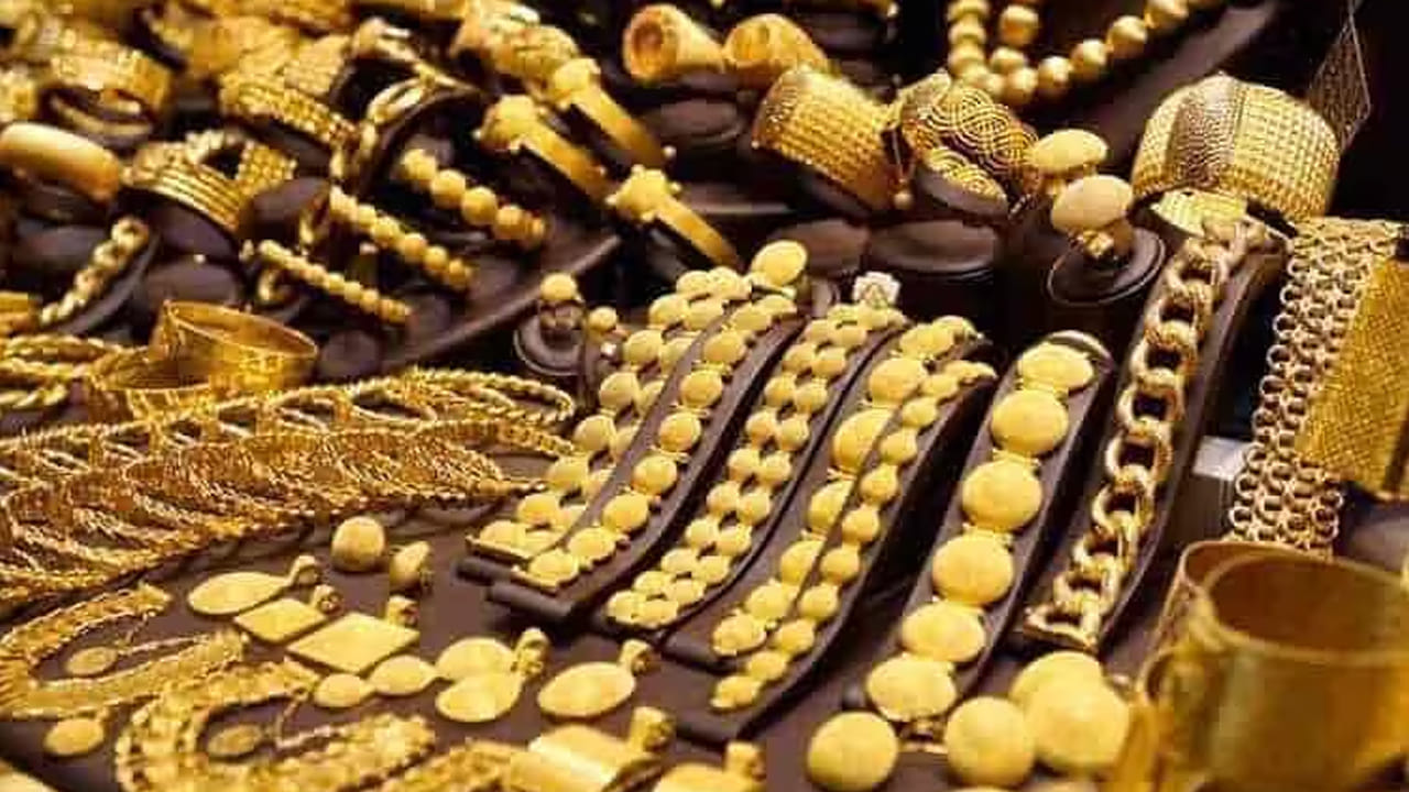 అటు ఢిల్లీలో 24 క్యారెట్ల బంగారం ధర ప్రస్తుతం రూ.1,55,720 వద్ద ఉండగా.. బుధవారం రూ.1,55,500 వద్ద ఉంది. ఇక 22 క్యారెట్ల రేటు రూ.1,42,750 వద్ద ఉండగా.. నిన్న రూ.1,42,550 వద్ద స్థిరపడింది. అటు వెండి ధరలు కూడా పెరిగాయి.
