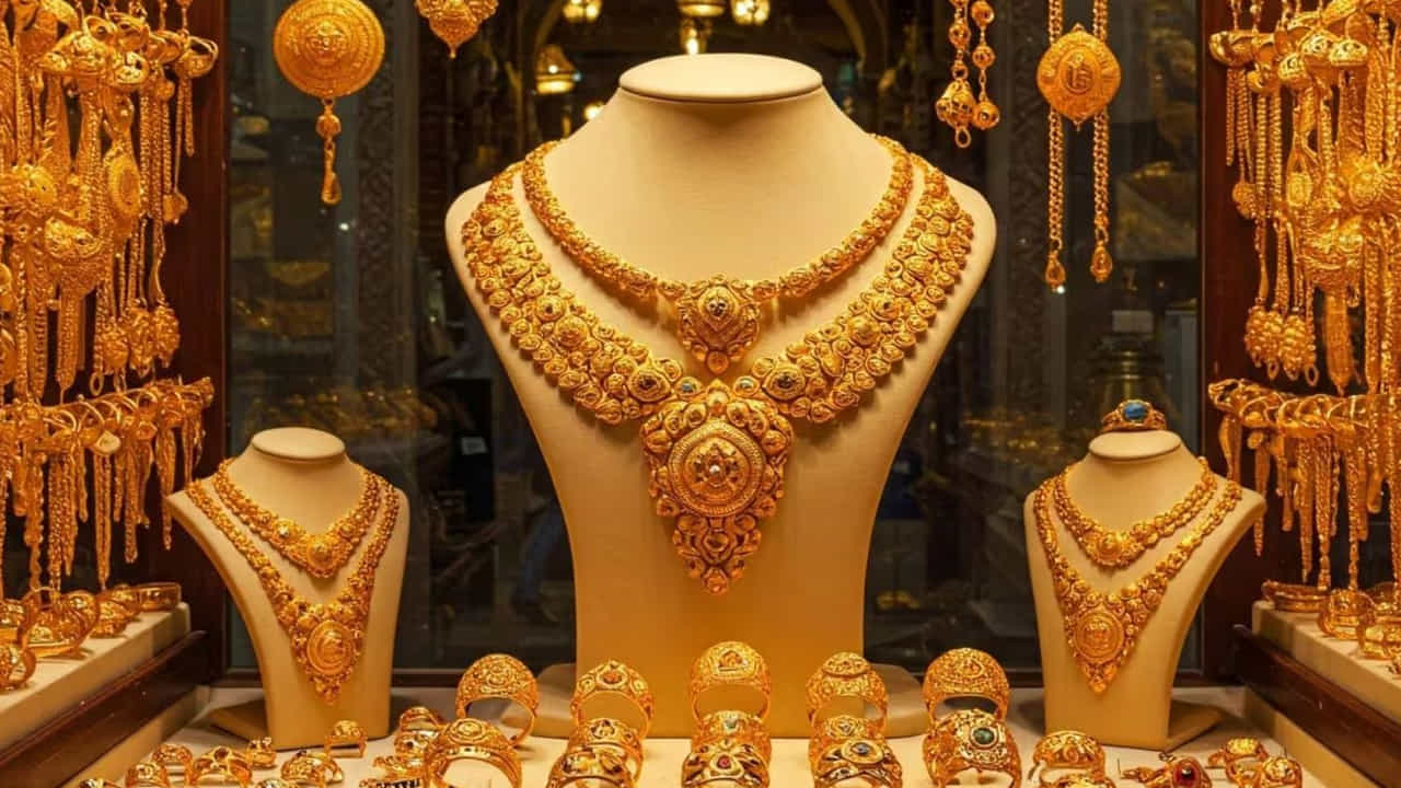 ఢిల్లీలో కేజీ వెండి ధర రూ.2,70,100 వద్ద కొనసాగుతోండగా.. నిన్న రూ.2.70 లక్షలుగా ఉంది. ఇక హైరదాబాద్‌లో కేజీ సిల్వర్ ధర రూ.2,75,100 వద్ద ఉండగా.. నిన్న రూ.2.75 లక్షల వద్ద ఉంది. అటు చెన్నైలో కేజీ సిల్వర్ ధర రూ.2,75,100 వద్ద కొనసాగుతున్నాయి.