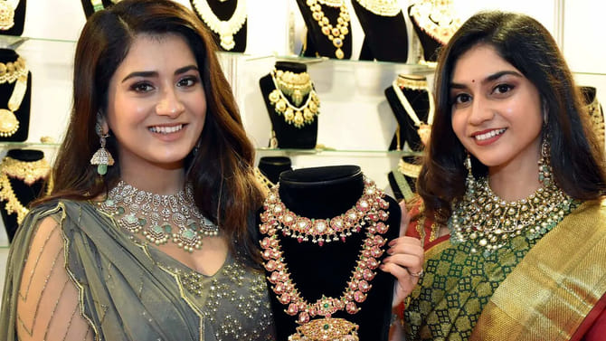 బంగారం ధరలు మళ్లీ డౌన్.. ఇప్పుడు తులం ఎంతంటే..?