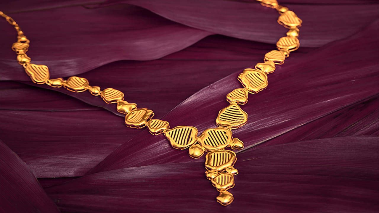  24 క్యారెట్ల బంగారం (24K Gold): ఇది అత్యంత స్వచ్ఛమైన బంగారం. దీనిని 999 గోల్డ్ అని కూడా పిలుస్తారు. 99.9 శాతం స్వచ్ఛత కలిగి ఉంటుంది. ఇందులో ఇతర లోహాలు ఏవీ ఉండవు. ఇది ప్రకాశవంతమైన పసుపు రంగులో ఉంటుంది. ఇది చాలా మెత్తగా ఉంటుంది కాబట్టి దీనితో ఆభరణాలు చేయడం కష్టం. అందుకే దీనిని బంగారు బిస్కెట్లు, కడ్డీల రూపంలో పెట్టుబడి (Investment) కోసం ఎక్కువగా ఉపయోగిస్తారు.