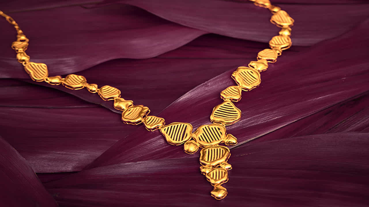24 క్యారెట్ల బంగారం (24K Gold): ఇది అత్యంత స్వచ్ఛమైన బంగారం. దీనిని 999 గోల్డ్ అని కూడా పిలుస్తారు. 99.9 శాతం స్వచ్ఛత కలిగి ఉంటుంది. ఇందులో ఇతర లోహాలు ఏవీ ఉండవు. ఇది ప్రకాశవంతమైన పసుపు రంగులో ఉంటుంది. ఇది చాలా మెత్తగా ఉంటుంది కాబట్టి దీనితో ఆభరణాలు చేయడం కష్టం. అందుకే దీనిని బంగారు బిస్కెట్లు, కడ్డీల రూపంలో పెట్టుబడి (Investment) కోసం ఎక్కువగా ఉపయోగిస్తారు.