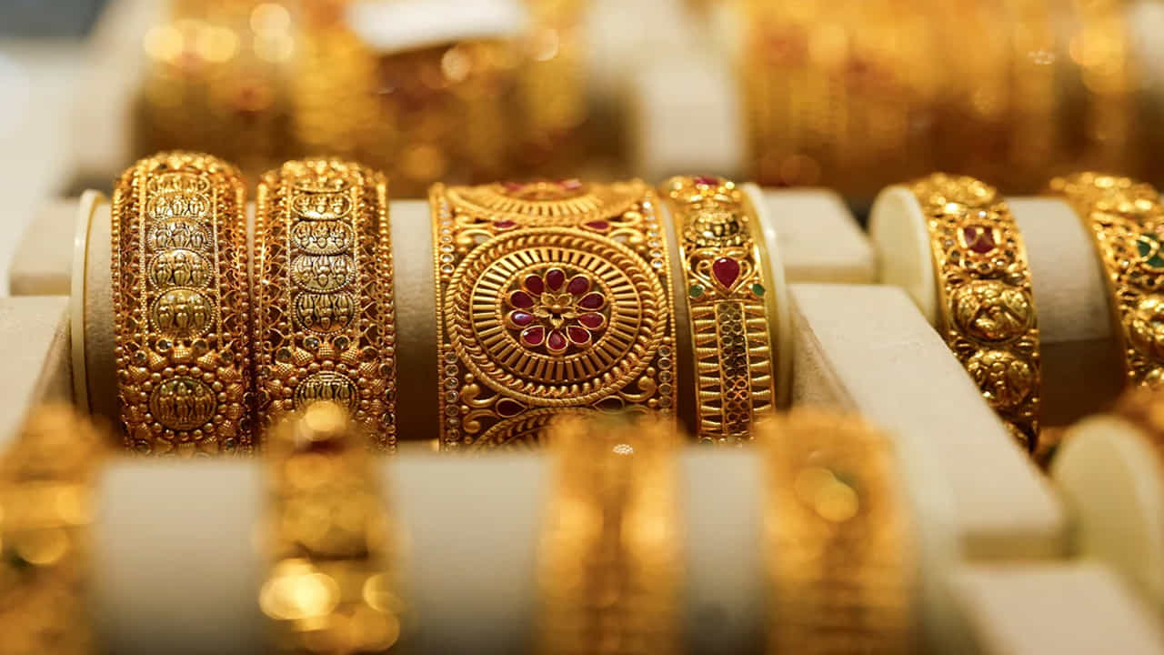 22 క్యారెట్ల బంగారం (22K Gold): ఆభరణాల తయారీకి ప్రపంచవ్యాప్తంగా దీనినే ఎక్కువగా ఉపయోగిస్తారు. దీనిని 916 గోల్డ్ అని అంటారు. ఇందులో 91.6 శాతం బంగారం, మిగిలిన 8.4 శాతం రాగి, జింక్ వంటి లోహాలు ఉంటాయి. ప్రత్యేత ఏంటంటే..ఇతర లోహాలు కలపడం వల్ల ఇది గట్టిపడుతుంది. 24 క్యారెట్ల కంటే ఇది కొంచెం ముదురు రంగులో ఉంటుంది. ఇక ఉపయోగం విషయానికొస్తే.. సాధారణ బంగారు నగలు, గాజులు, గొలుసుల తయారీకి ఇది సరైనది.