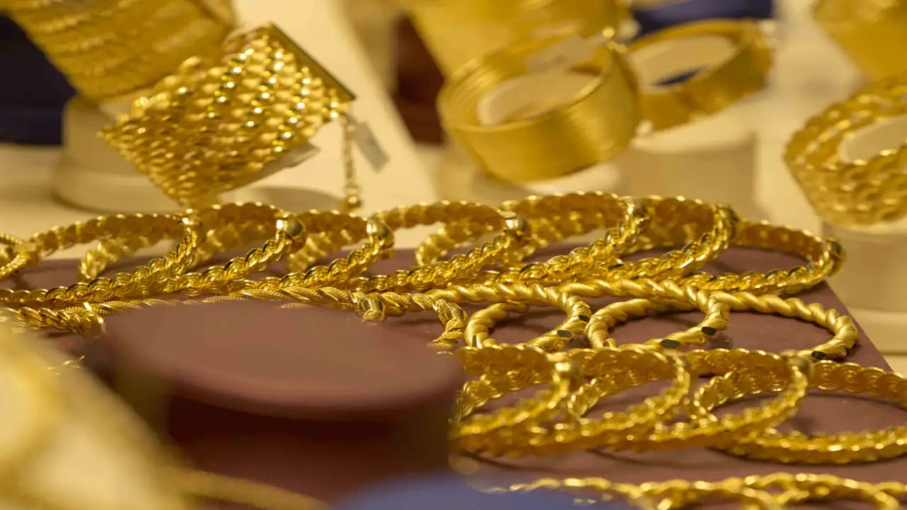  18 క్యారెట్ల బంగారం (18K Gold): దీనిని 750 గోల్డ్ అని కూడా పిలుస్తారు.  స్వచ్చత విషయానికొస్తే.. ఇందులో 75 శాతం బంగారం, 25 శాతం ఇతర లోహాలు ఉంటాయి. ఇది 22 క్యారెట్ల కంటే తక్కువ ధరలో లభిస్తుంది. అలాగే ఎక్కువ మన్నిక (Durability) కలిగి ఉంటుంది. దీని వల్ల కూడా ఉపయోగాలున్నాయి. వజ్రాలు (Diamonds), ఇతర విలువైన రాళ్లు పొదిగిన ఆభరణాల తయారీలో 18కే బంగారాన్ని ఎక్కువగా ఉపయోగిస్తారు. ఎందుకంటే రాళ్లను గట్టిగా పట్టి ఉంచడానికి బంగారం దృఢంగా ఉండాలి.