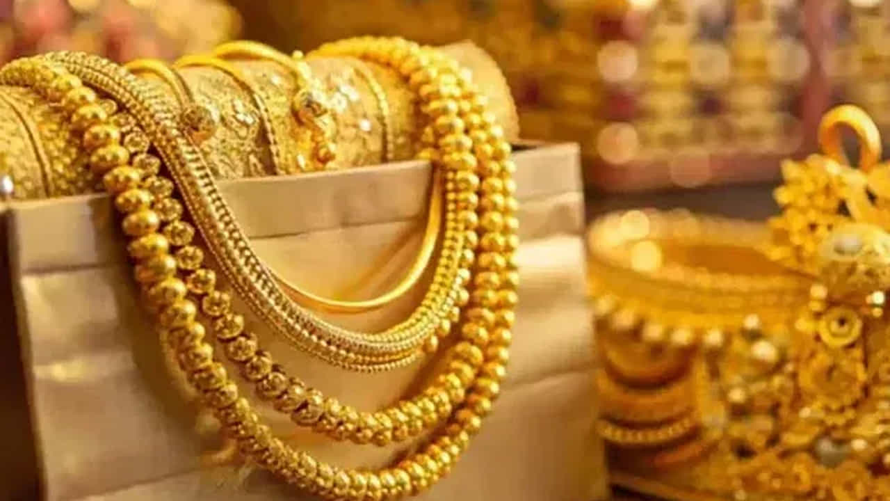 24K vs 22K Gold: బంగారం కొనేటప్పుడు అందరికీ ఎదురయ్యే అతిపెద్ద సందేహం "క్యారెట్" (Carat). అసలు క్యారెట్ అంటే ఏమిటి? 24 క్యారెట్లకు, 22 క్యారెట్లకు మధ్య తేడా ఏంటి? ఏ బంగారం ఆభరణాలకు మంచిది? ఈ విషయాలన్నీ ప్రతి ఒక్కరూ తెలుసుకోవాలి.