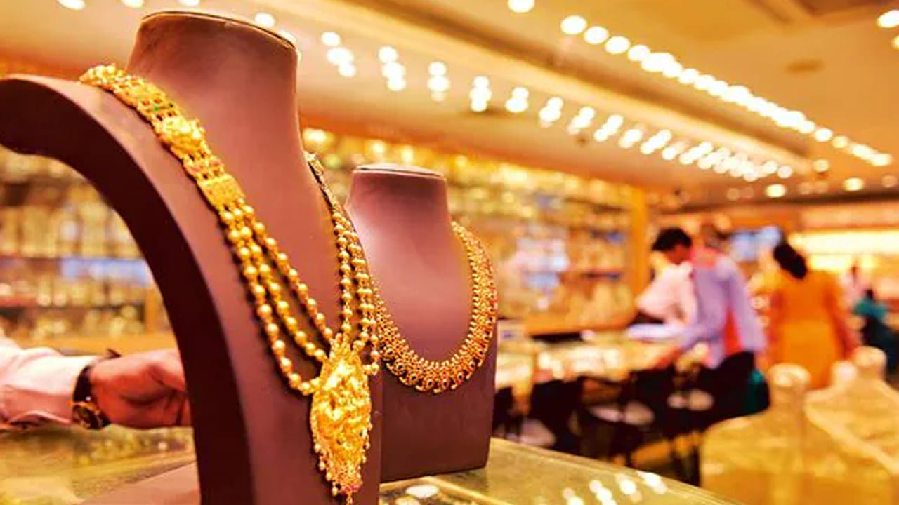  14 క్యారెట్ల బంగారం (14K Gold): దీని స్వచ్ఛ ఇందులో 58.3 శాతం బంగారం, 41.7 శాతం ఇతర మెటల్స్ ఉంటాయి. ఇది చాలా తక్కువ ధరలో లభిస్తుంది. దీనికి మన్నిక చాలా ఎక్కువ కానీ బంగారం శాతం తక్కువగా ఉండటం వల్ల మెరుపు తక్కువగా ఉంటుంది. పెట్టుబడి పెట్టాలనుకునే వారు 24 క్యారెట్ల బిస్కెట్లు, ఆభరణాలు చేయించుకోవాలనుకునే వారు 22 లేదా 18 క్యారెట్లను ఎంచుకోవడం ఉత్తమం.