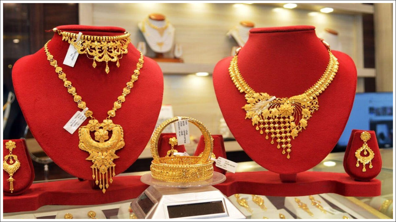  ఇక హైదరాబాద్‌లో ఏప్రిల్‌ 21వ తేదీన 24 క్యారెట్ల బంగారం (ప్యూర్ గోల్డ్): రూ.1,55,280 అదే 22 క్యారెట్ల బంగారం (ఆర్నమెంట్ గోల్డ్): రూ.1,42,340, 18 క్యారెట్ల బంగారం: రూ.1,16,460, ఢిల్లీలో 24 క్యారెట్ల బంగారం (ప్యూర్ గోల్డ్): రూ.1,55,430 అదే 22 క్యారెట్ల బంగారం (ఆర్నమెంట్ గోల్డ్): రూ.1,42,490 వద్ద కొనసాగుతోంది. గత కొన్ని రోజులుగా బంగారం ధరలలో కీలక మార్పులు చోటు చేసుకుంటున్నాయి.